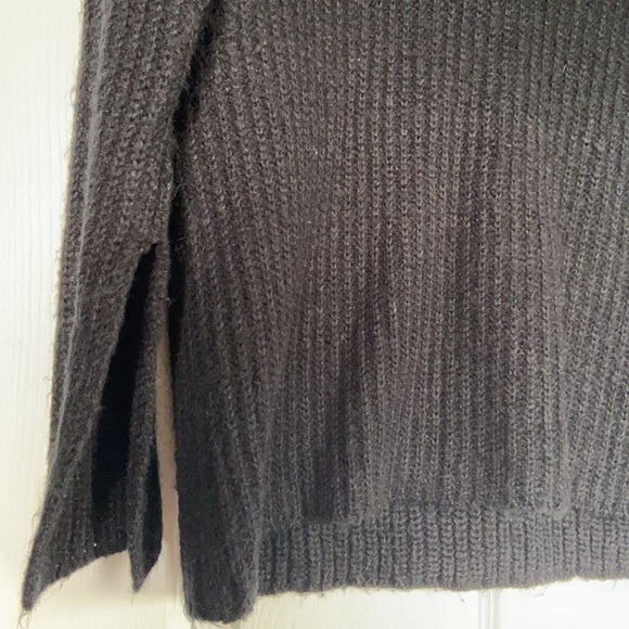 Black sweater. Wide sleeves with slits on bottom - Picture 2 of 2